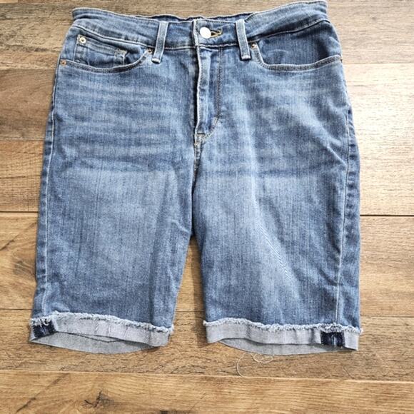 Signature Levi Strauss Mid Rise Bermuda Medium Wash Cuffed Denim Jeans Shorts 8 - Picture 1 of 12
